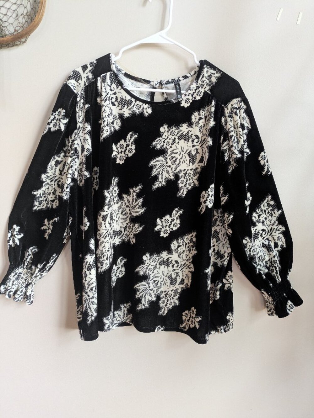 massini black white floral velour blouse long sleeve ruffle cuffs size 2X #724